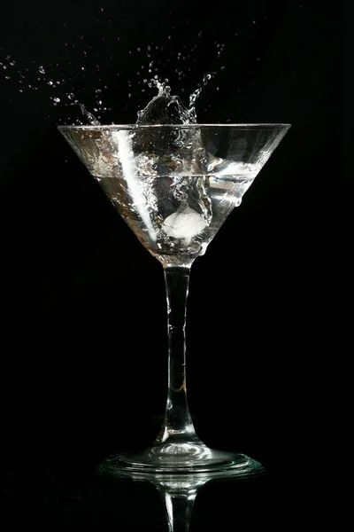 Martini Splash Svart Bakgrund Nära Håll — Stockfoto