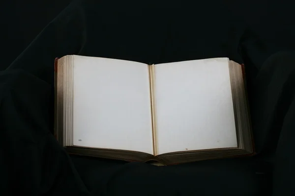 Offenes Seltenes Altes Buch Auf Schwarzem Stoff Sehr Antik — Stockfoto