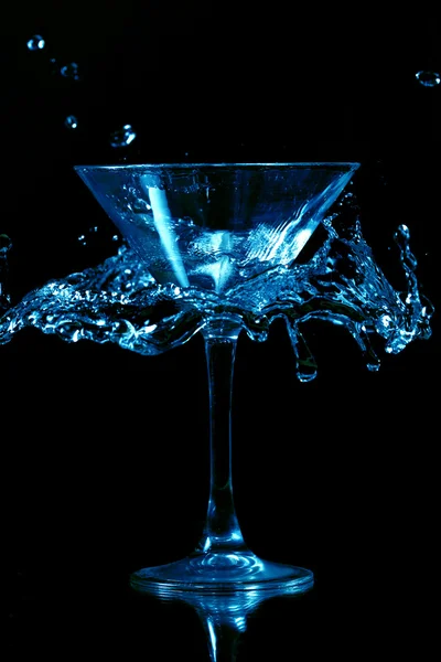 Martini Splash Siyah Arka Plan Üzerine Yakın Çekim — Stok fotoğraf