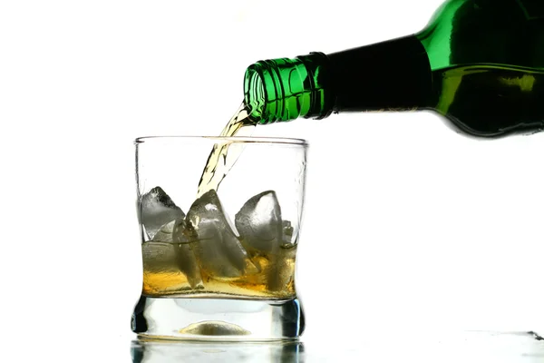 Gouttes Alcool Whisky Éclaboussures Isolé Sur Blanc — Photo