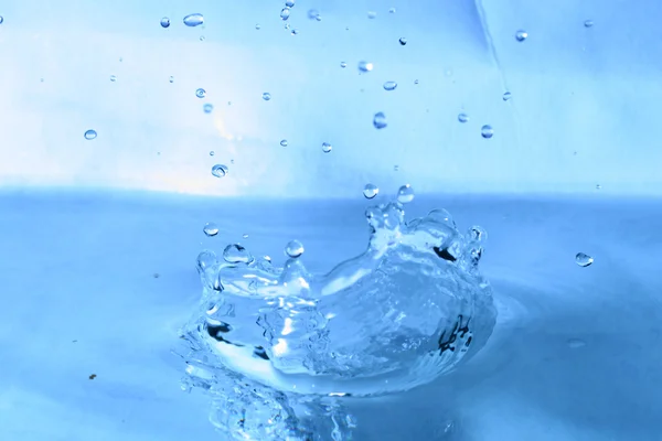 Синий всплеск воды — стоковое фото