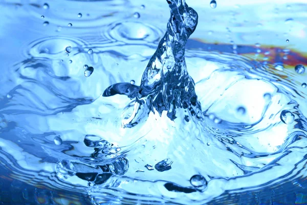 Salpicadura de agua colosalmente azul — Foto de Stock