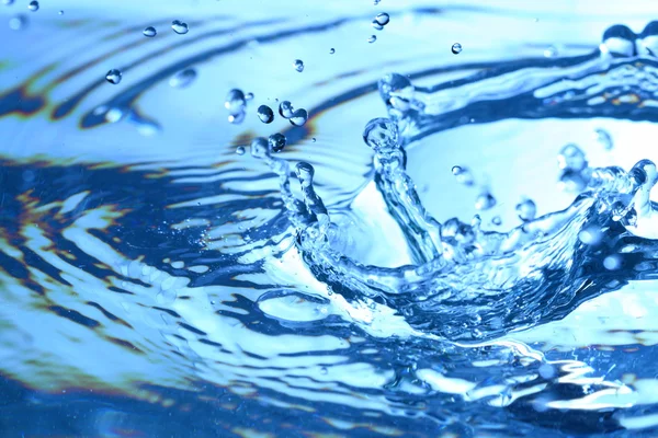 Salpicadura de agua colosalmente azul —  Fotos de Stock