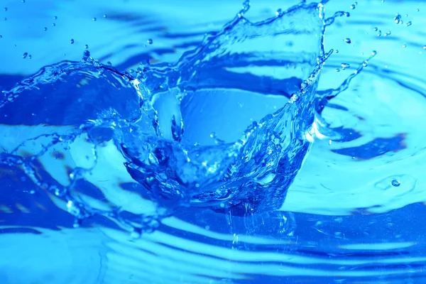 Salpicos de água colossalmente azuis — Fotografia de Stock