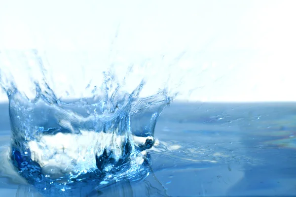 Голубая Вода Проливает Природный Фон — стоковое фото