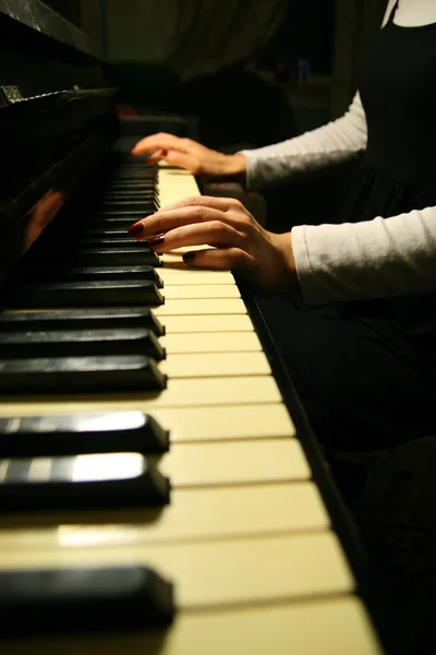 Femme Joue Piano — Photo