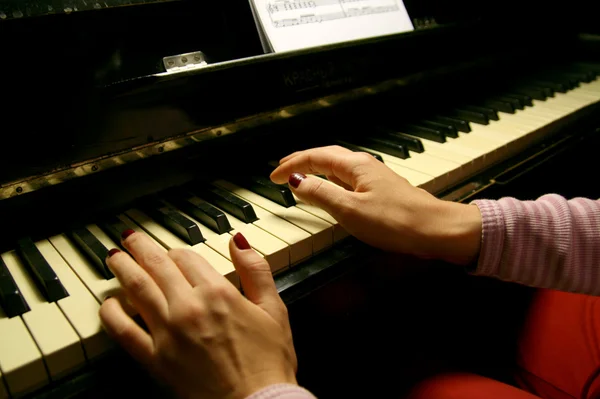 Femme Joue Piano — Photo