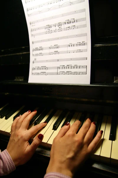 Женщина Играет Пианино — стоковое фото