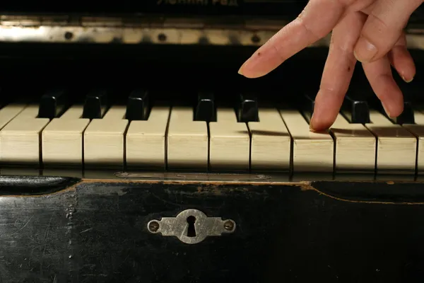 Kvinna Spelar Ett Piano — Stockfoto