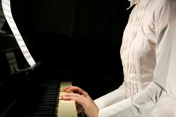 Woman Playing Piano — Stock Photo, Image