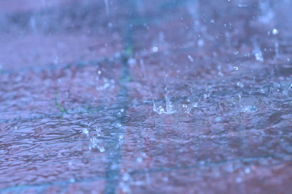 室外雨水从天而降 — 图库照片