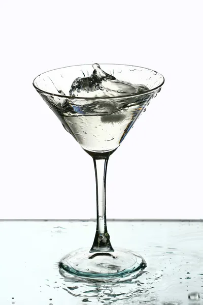 Martini Respingo Fundo Barra Branca — Fotografia de Stock