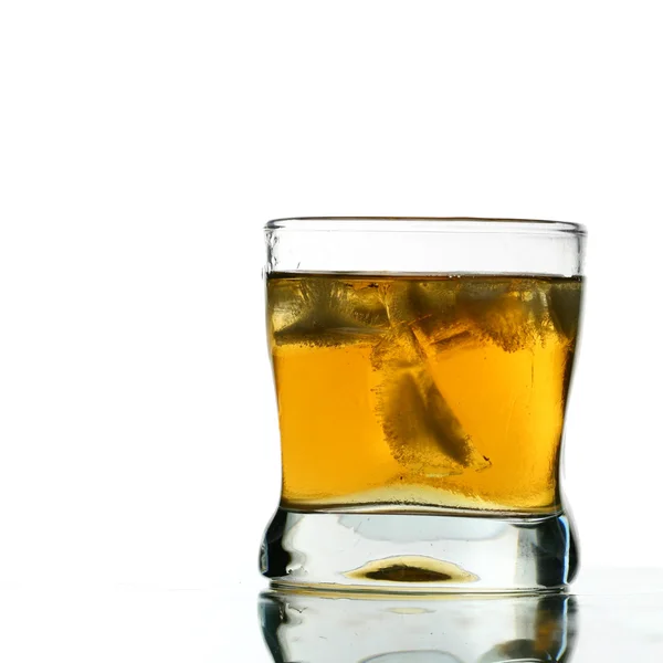 威士忌酒溅酒精滴在白色隔离 — 图库照片