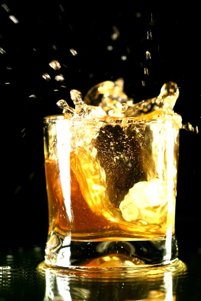 Whisky Splash Czarnym Tle — Zdjęcie stockowe