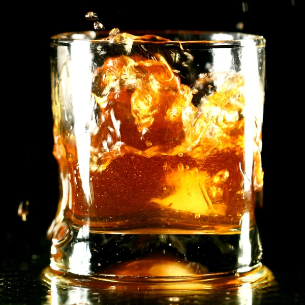 Whiskey Splash Fundo Preto — Fotografia de Stock