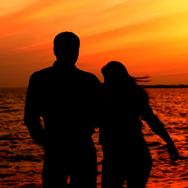 度假放松在金色的夕阳浪漫调情的两人 — 图库照片
