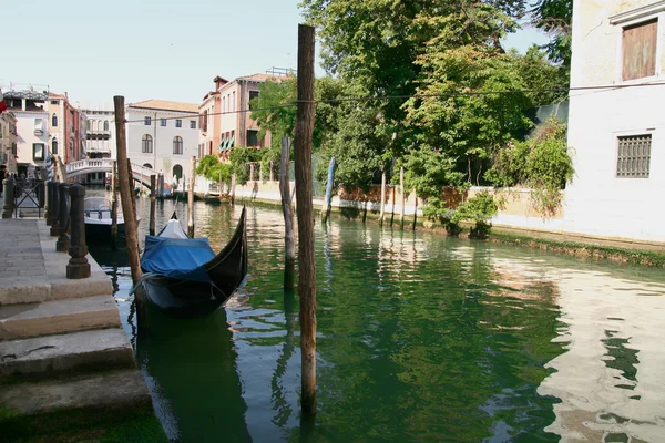 Güzel Gondol Venedik Kanallar Yaz Arasında Köprü Görevi Gören Bir — Stok fotoğraf