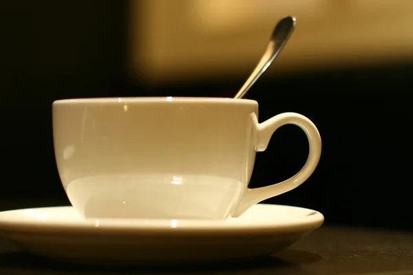 白い皿に白いカップ — ストック写真