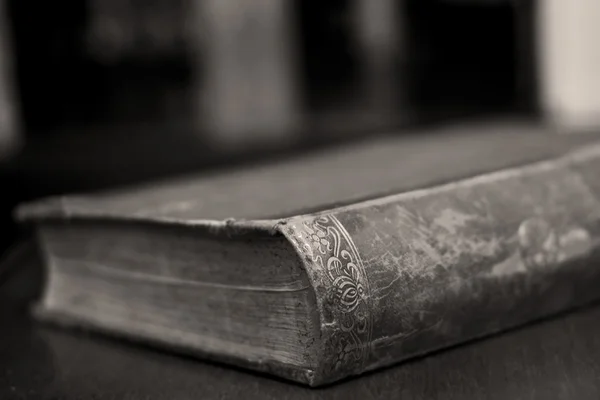 古代の書籍亀裂によって覆われたテーブルを置く — ストック写真