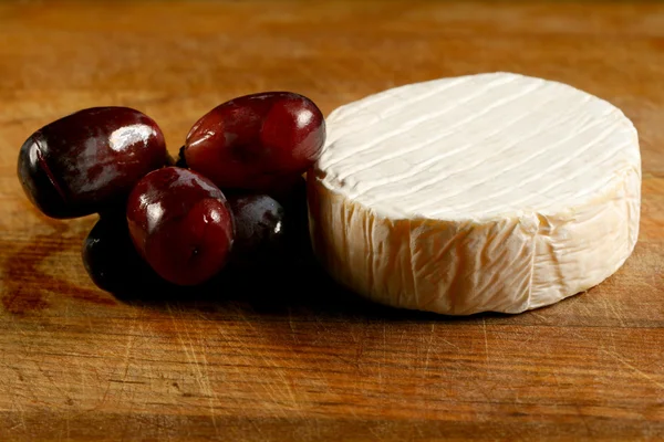 Käse Brie Und Trauben Gourmet Essen — Stockfoto