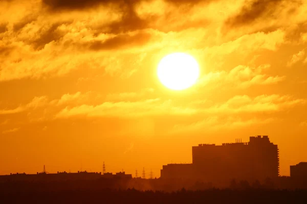 Cidade Pôr Sol Dourado Sol Céu — Fotografia de Stock