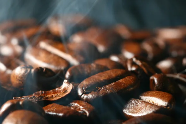 香りの中のマクロコーヒー豆は — ストック写真