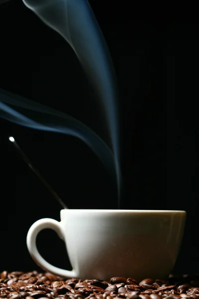 Κόκκους Καφέ Και Λευκό Ζεστό Φλιτζάνι Ποτό — Φωτογραφία Αρχείου
