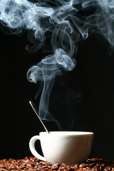 Koffiebonen Witte Warme Kop Van Drank — Stockfoto