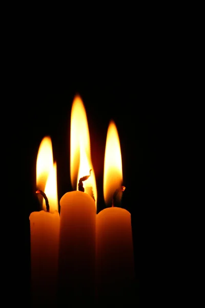 黒の背景に暗闇の中で神聖な蝋燭 — ストック写真