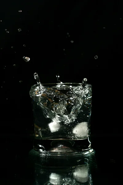 Alcohol Splash Zwarte Achtergrond Close — Stockfoto