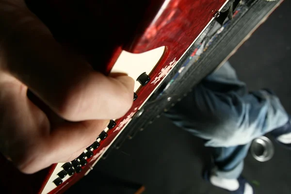Mann Spielt Auf Einem Musikinstrument — Stockfoto