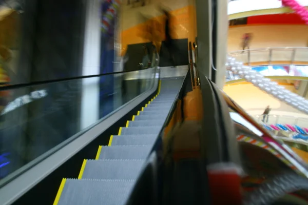 Escada rolante desfocada — Fotografia de Stock