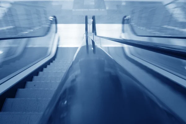 Bulanık yürüyen merdiven arka plan — Stok fotoğraf