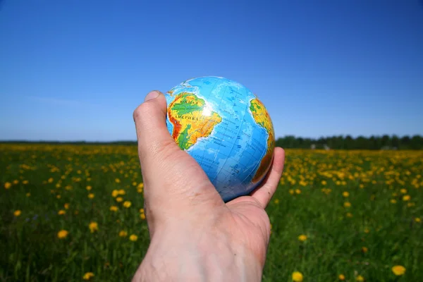 Globus in der Hand — Stockfoto