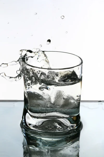 Wodka splash — Stockfoto