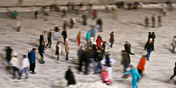 Pista di pattinaggio invernale la sera con movimento — Foto Stock