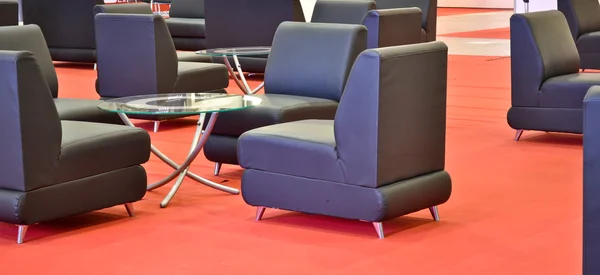Schwarze Sessel Auf Dem Roten Boden — Stockfoto
