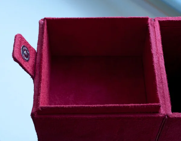Öffnen Sie Die Lila Wildlederbox Mit Einem Verschluss — Stockfoto
