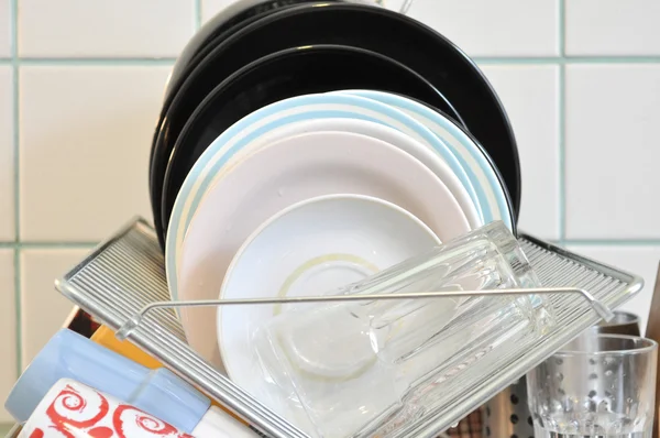 Os pratos limpos no rack — Fotografia de Stock