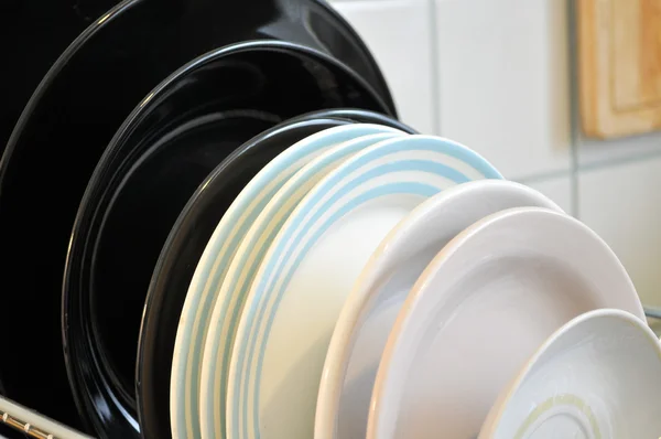 Os pratos limpos no rack — Fotografia de Stock