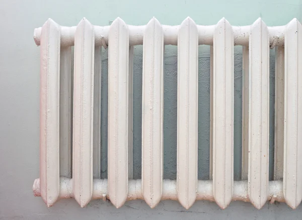 O velho radiador de aquecimento branco — Fotografia de Stock