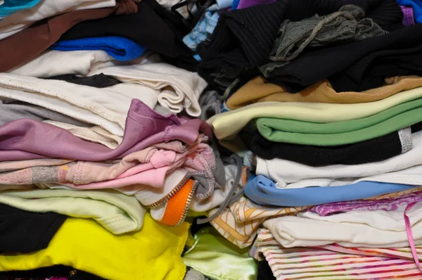 Σωρό από πολύχρωμα ρούχα — Φωτογραφία Αρχείου
