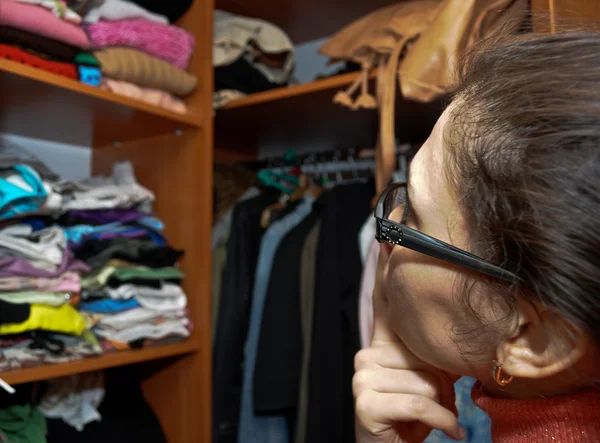 Flickan i meditationer innan en garderob — Stockfoto