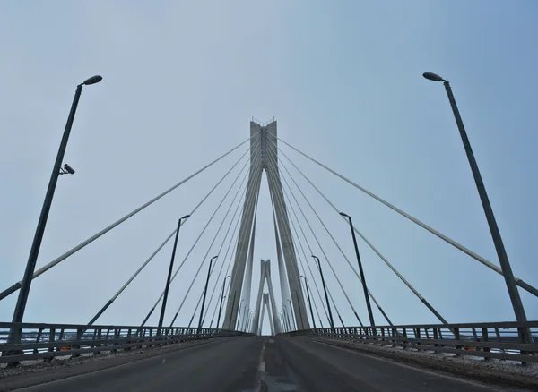 Pont moderne traversant la rivière par une journée nuageuse — Photo