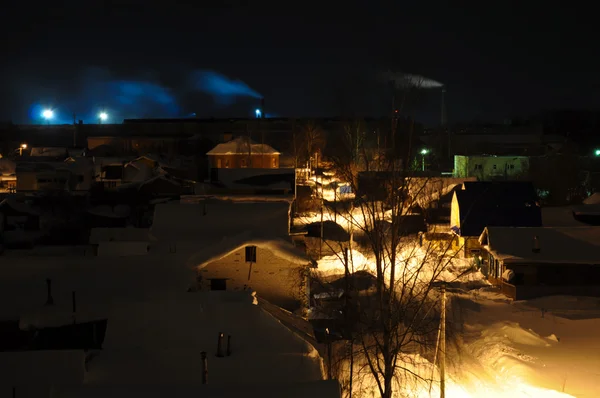 Ufukta sigara bacaları ile gece Köyü — Stok fotoğraf