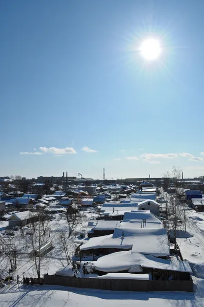 Villaggio invernale, cielo azzurro e sole splendente — Foto Stock