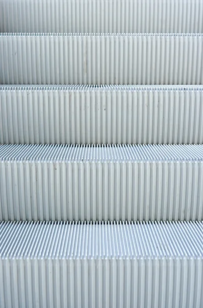 Primer plano de escaleras mecánicas —  Fotos de Stock