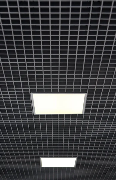 Teto com lâmpadas quadradas brancas — Fotografia de Stock