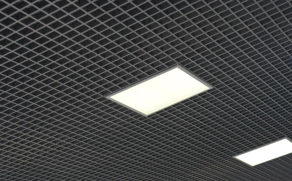 Teto com lâmpadas quadradas brancas — Fotografia de Stock