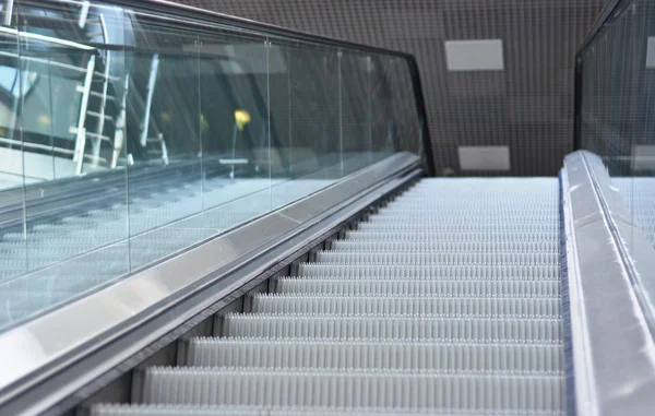 Närbild på rulltrappan steg — Stockfoto